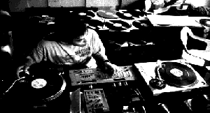 Un DJ en action, cliquez pour la musique de rap franais